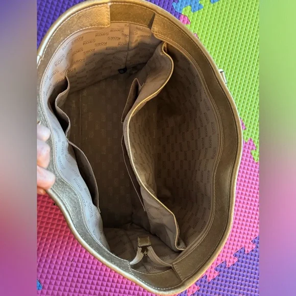 Micheal Kors gold large Bag - Picture 3 of 11